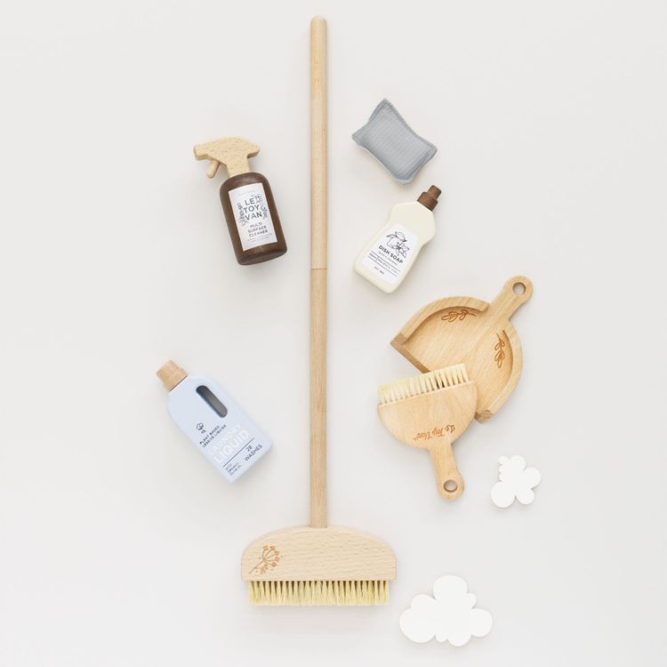 7 Piece Eco-friendly Wooden Cleaning Set - FAO Schwarz