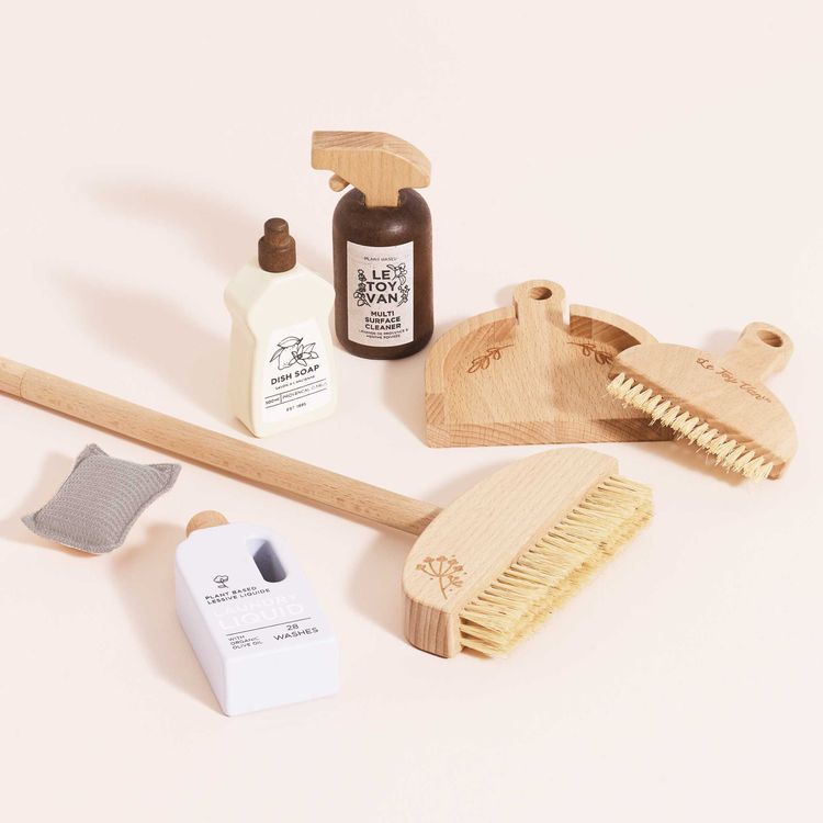 7 Piece Eco-friendly Wooden Cleaning Set - FAO Schwarz