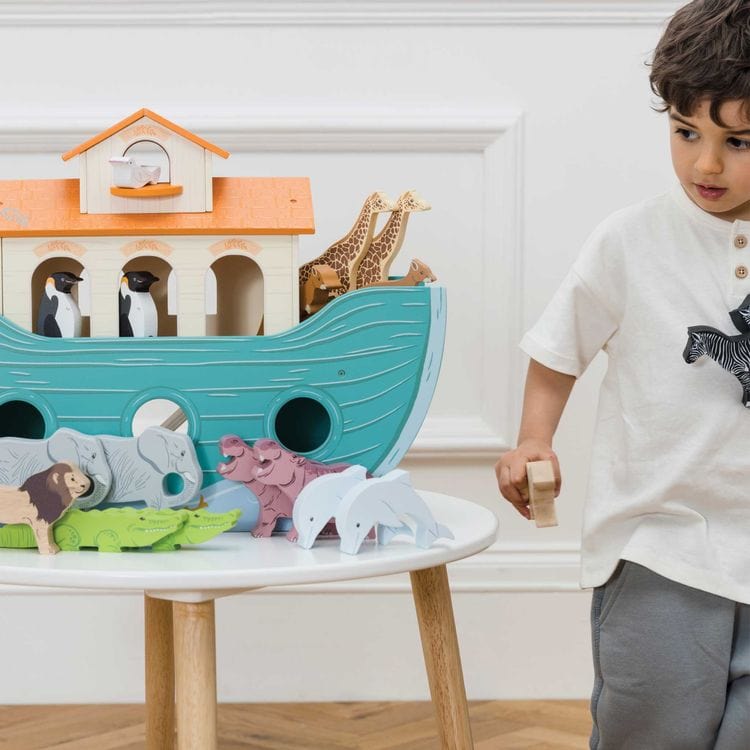 Noah’s Great Wooden Ark & Animals – 23 Pieces - FAO Schwarz