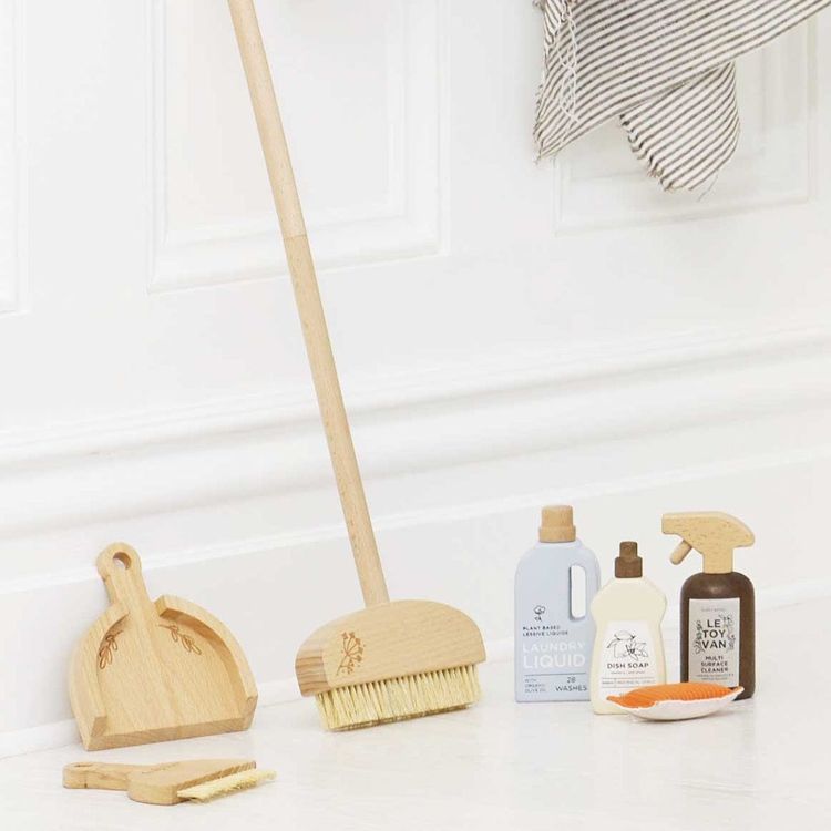 7 Piece Eco-friendly Wooden Cleaning Set - FAO Schwarz