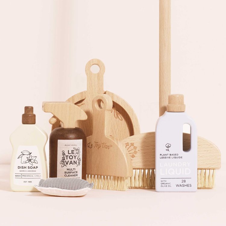 7 Piece Eco-friendly Wooden Cleaning Set - FAO Schwarz